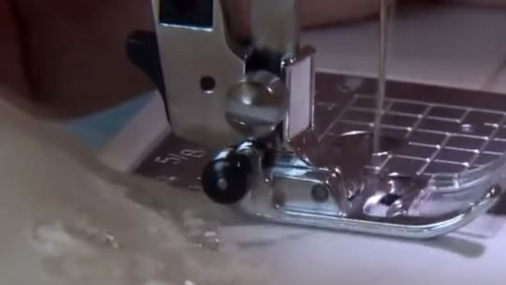 Taie rochii vechi de mireasa in bucatele mici si le transforma in daruri nepretuite. Gestul ei aduce alinare parintilor