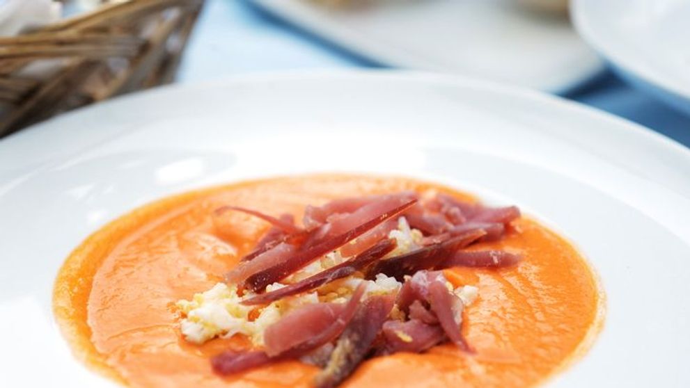 Supa crema de vara spaniola cu topping de chiorizo