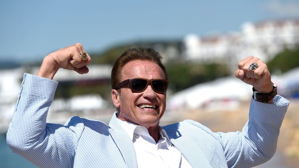 Are 72 de ani, dar nu vrea să admită că a îmbătrânit. Arnold Schwarzenegger, ipostază rară acasă la iubita lui