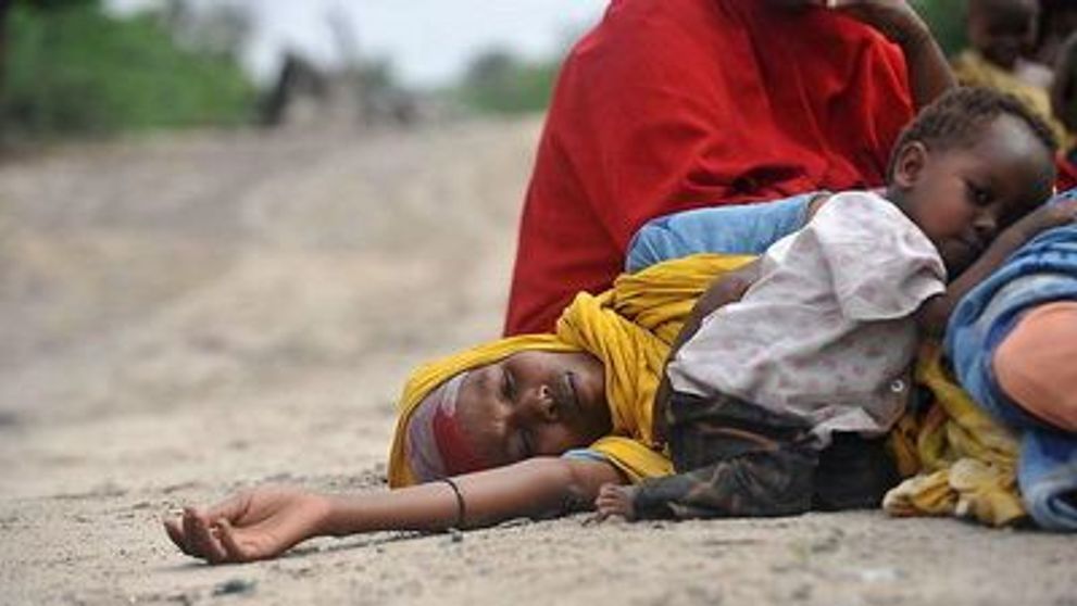 Imaginea zilei: Mama si fiu, pusi la pamant de foametea din Somalia