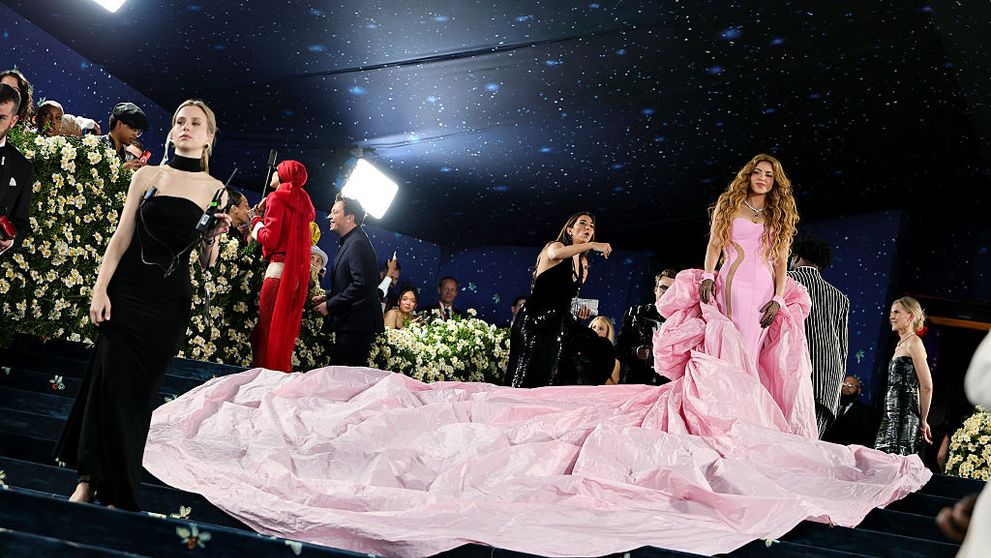 „Frumoasă, dar total în afara temei” Shakira a stârnit controverse cu rochia de la Met Gala, care nu a fost deloc în conformitate cu tema impusă de organizatori