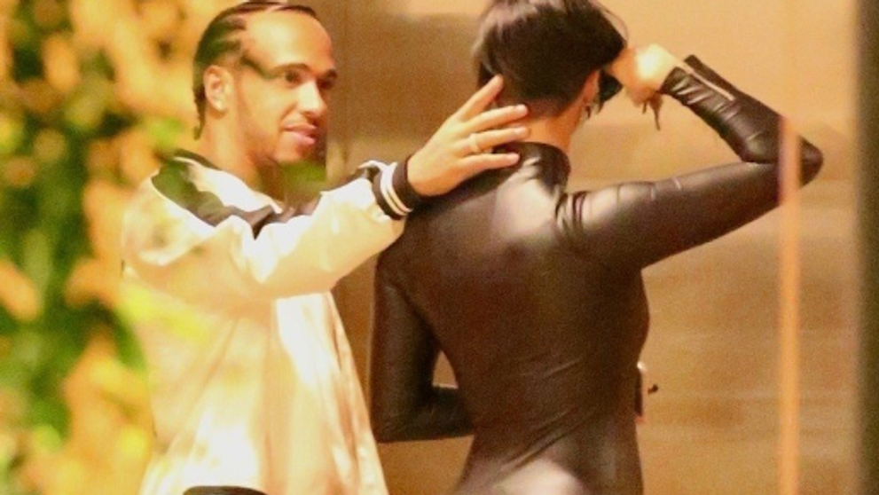 Lewis Hamilton, surprins de paparazzi cu un super model la petrecerea lui Kevin Hart