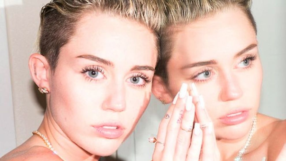 Miley Cyrus, eclipsata de sora ei mai mare pe covorul rosu de la American Music Awards. Uite cat de frumoasa e Brandi