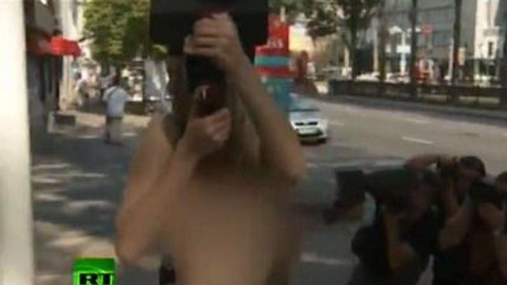 Protest topless in fata Ambasadei Georgiei din Kiev! VIDEO