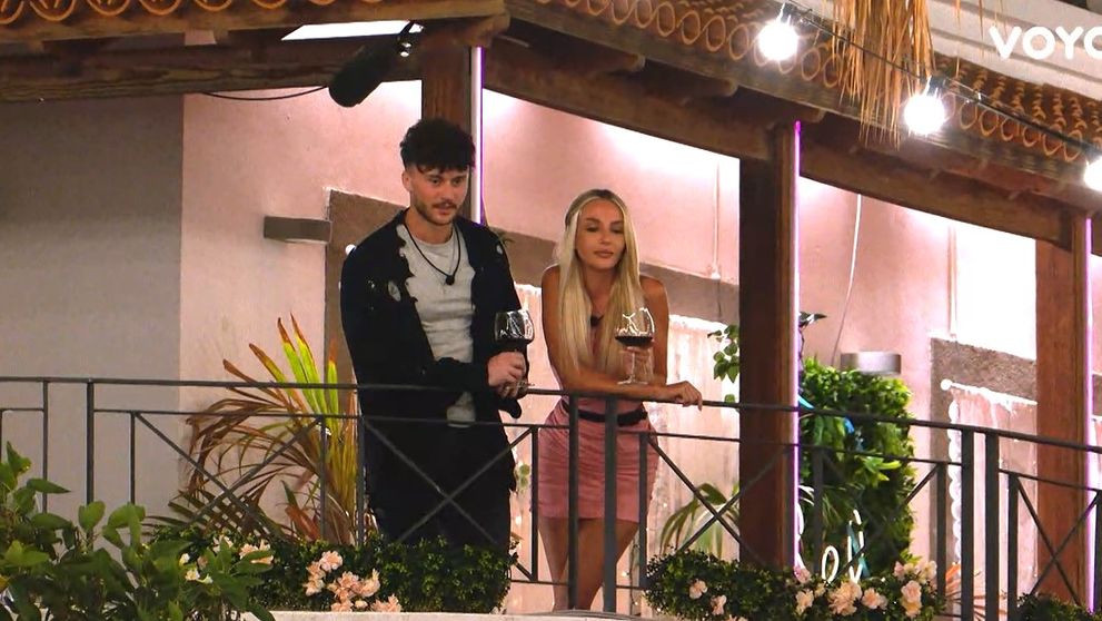 Love Island, 1 noiembrie 2023. Adrian i-a pregătit un joc lui Anne, „Căutarea de comori”, iar la final s-a lăsat cu romance