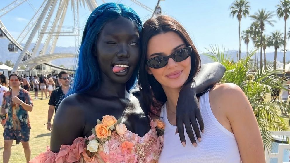 A “pozat” alături de surorile Jenner și a primit sute de mii de like-uri pentru ținutele de la festival. O singură problemă: fanii nu știu dacă e “reală” sau nu
