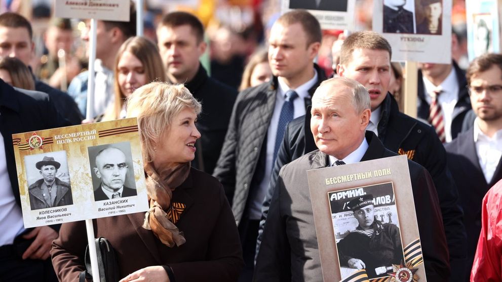Vladimir Putin, înconjurat de gărzile de corp la Marșul Nemuritorilor. Cine e femeia de lângă președintele rus