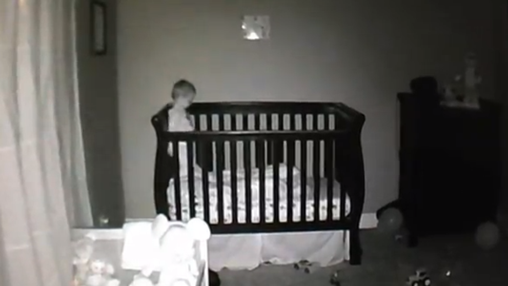 Viata secreta a bebelusilor. Ce face acest baietel in timp ce parintii lui sunt convinsi ca doarme: VIDEO