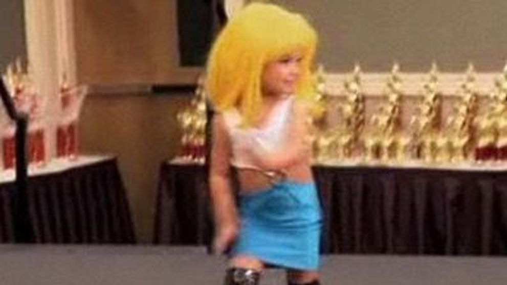 O mama si-a imbracat fiica de trei ani ca pe o prostituata – FOTO&VIDEO
