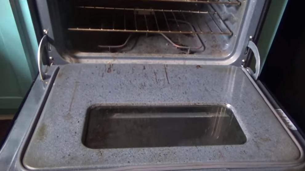 Un truc eficient pe care gospodinele il vor aprecia! Cum puteti face cuptorul sa straluceasca din nou fara sa folositi solutii care sa va distruga mainile