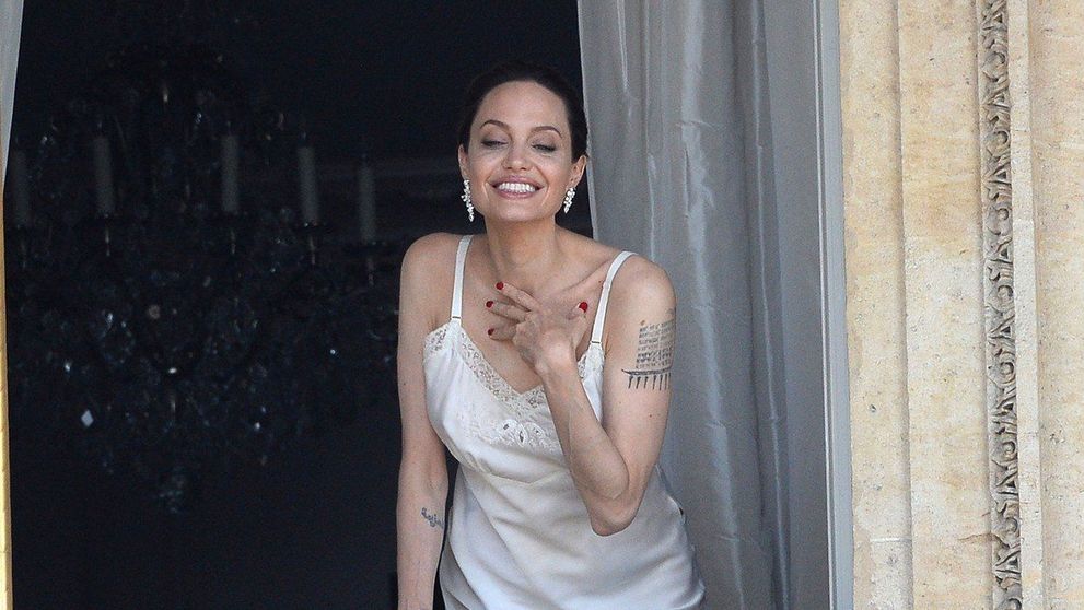 De mult nu a mai fost surprinsă într-o ipostază așa sexy! Angelina Jolie, senzuală în furou pe balcon