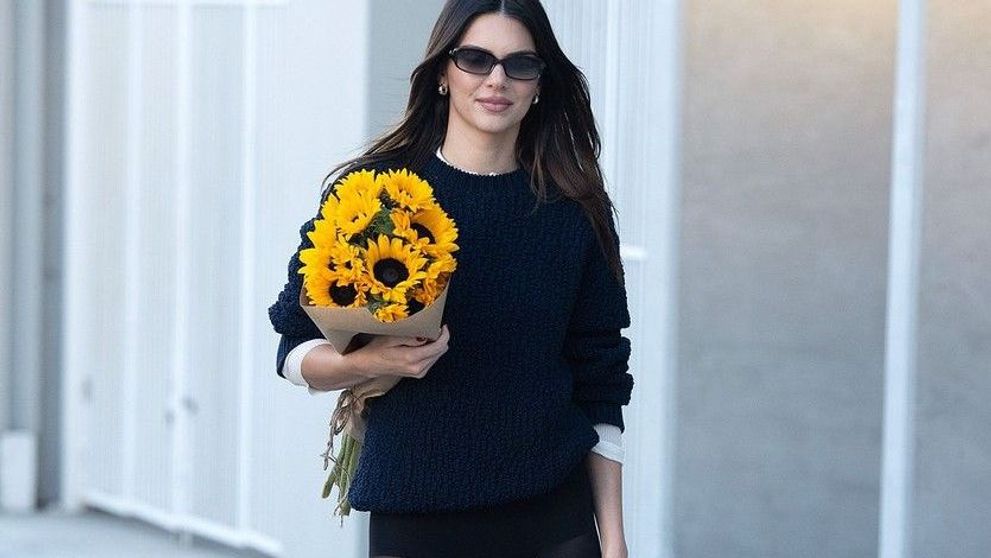 A apărut așa pe stradă! Kendall Jenner, surprinsă de paparazzi în dresuri și cu lenjeria intimă la vedere