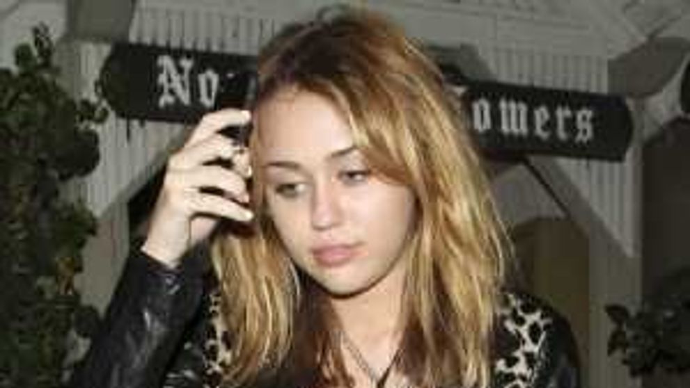 Miley Cyrus, intr-un bar pentru adulti!