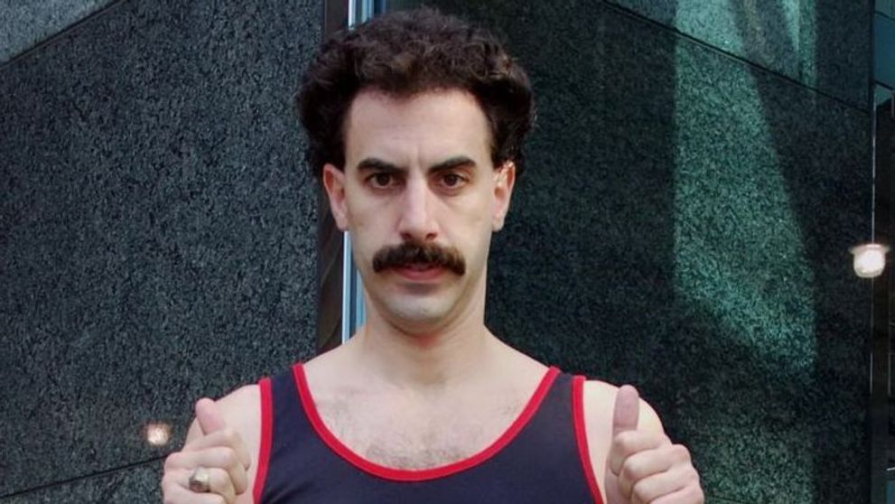 Borat, la plaja, dar nu in costumul care l-a facut faimos. Cum arata alaturi de sotia lui superba, intr-o zi obisnuita