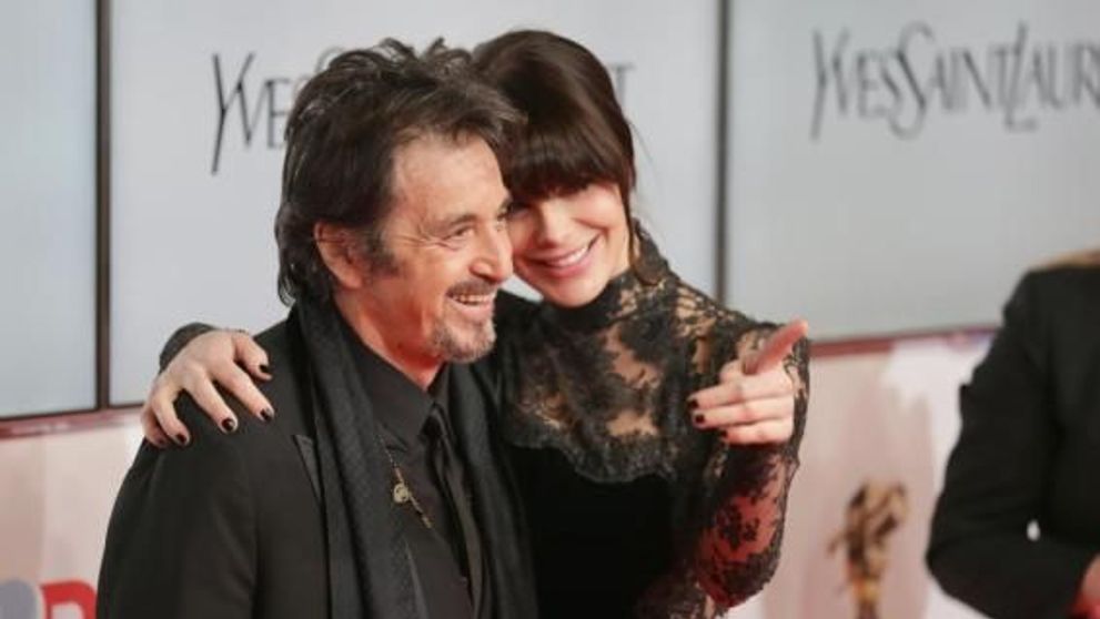 Paparazzilor nu le-a venit sa creada cand iubita lui Al Pacino s-a intors cu spatele. A purtat o rochie transparenta pe covorul rosu