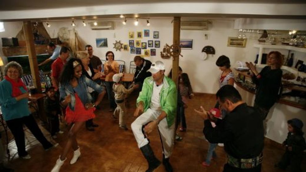 Botezatu, Morosanu, Laurette si Brianna - peripetii la Serviti, va rog! FOTO