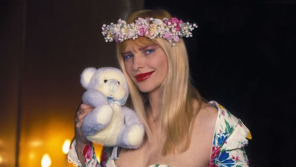 Cicciolina, fostă actriță de filme pentru adulți, îi promite o noapte de amor lui Vladimir Putin, dacă renunță la război