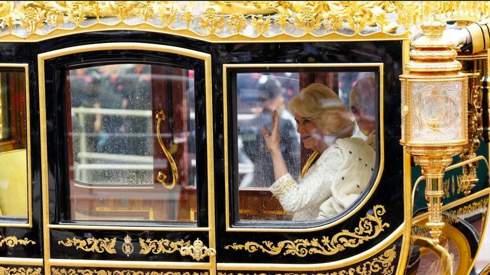 Cum a apărut Regina Camilla la Încoronarea Regelui Charles al III-lea și ce simboluri emoționante are ținuta ei
