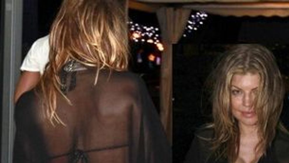 Fergie cu fundul la vedere prin oras! FOTO