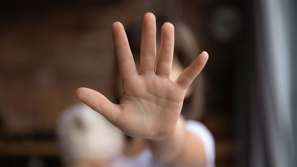 O fată de 17 ani a fost abuzată și abandonată lângă șinele căii ferate din Câmpia Turzii