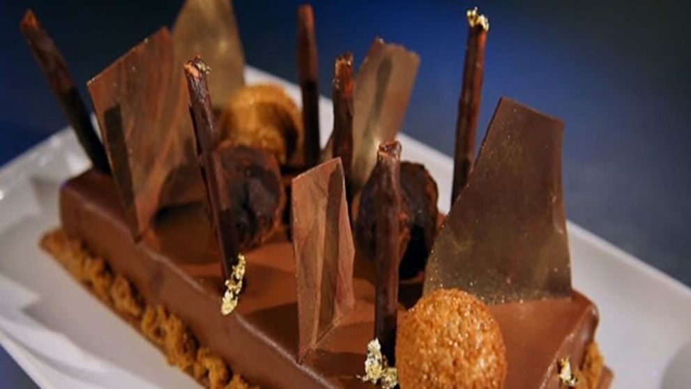 Cel mai spectaculos desert de la MasterChef. Cofetarul Ana Consulea te invata sa faci tarta cu ciocolata si zmeura