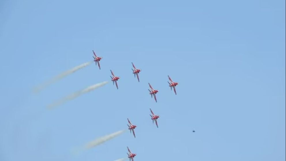 Momentul în care un OZN apare în mijlocul unui show aviatic! ”Este o navă controlată de non-oameni”