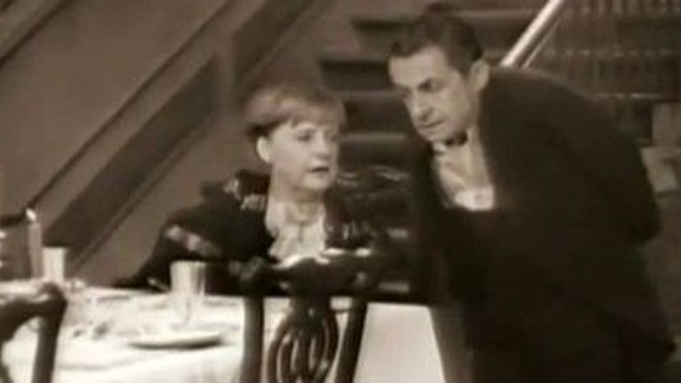 Sarkozy, majordomul Angelei Merkel intr-o sceneta de Anul Nou! VIDEO