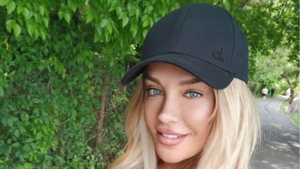 Tania Budi, chip de păpușă la 54 de ani! Selfie-ul care i-a cucerit pe fani: “Cea mai frumoasă femeie!”