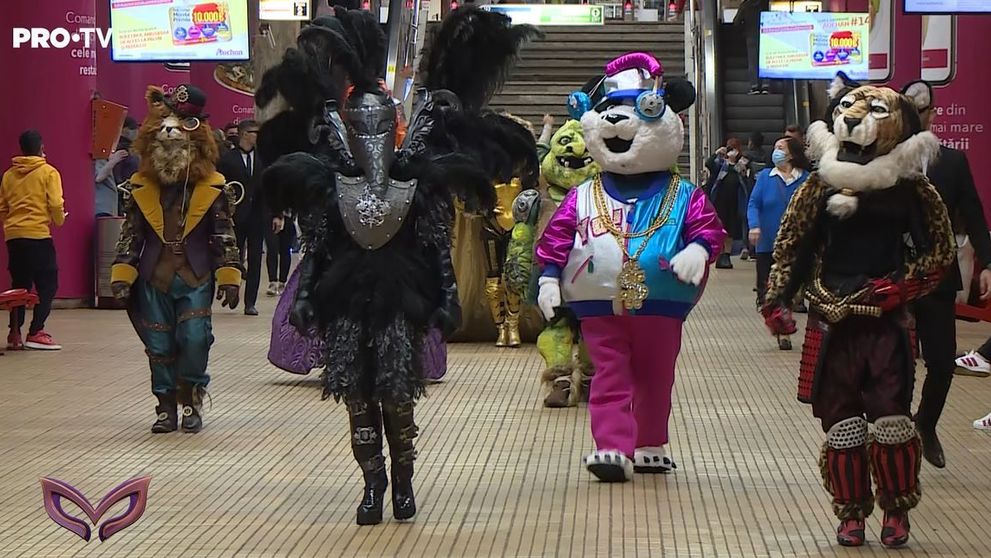 Damian Drăghici, însoțit de măștile Masked Singer, a oferit un concert călătorilor de la stația de metrou Unirii 1