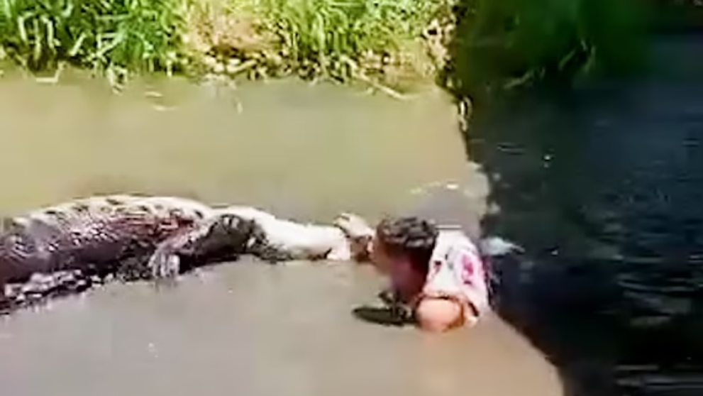 Moment terifiant! Un turist a fost ronțăit de un crocodil după ce a confundat bestia de 4,5 metri cu ”o statuie” și a vrut să-și facă un selfie cu ea