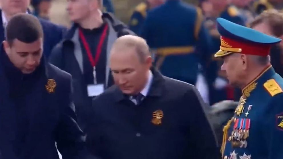 Cine e bărbatul misterios care a stat cu Vladimir Putin de Ziua Victoriei? Vocile spun că ar fi următorul președinte al Rusiei