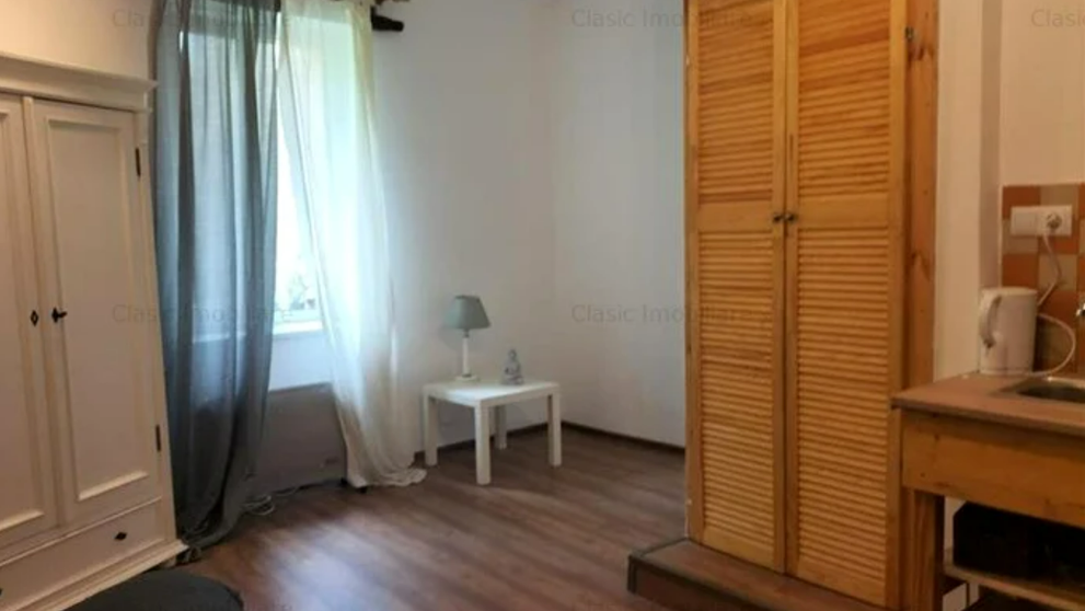 Cum arată garsoniera din Cluj cu toaleta în dulap și bucătăria într-un colț?