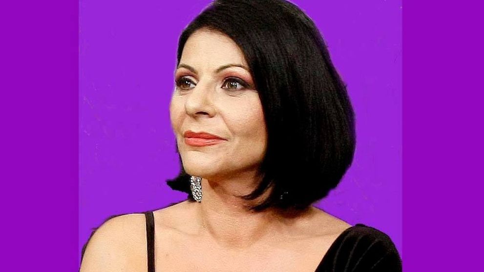 Elena Cârstea, fotografiată în scaun cu rotile la aeroport. Problemele de sănătate cu care se confruntă și motivele revenirii sale în România