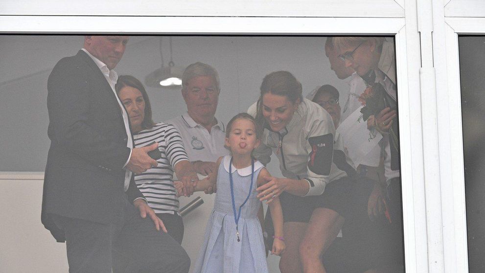 Cea mai tare fază a anului! Prințesa Charlotte, gest ștrengăresc în fața a sute de oameni. Cum a reacționat Kate Middleton