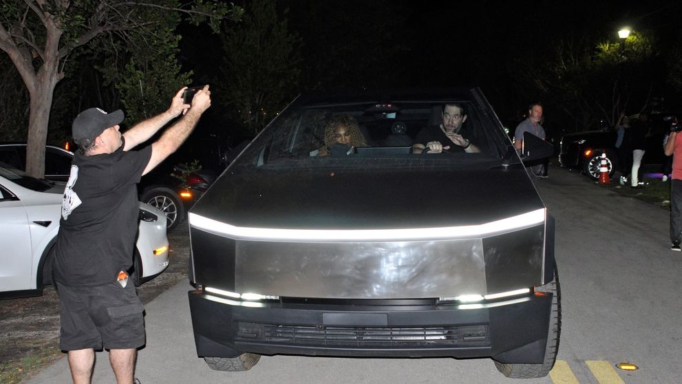 Nu e Batmobilul, dar trecătorii au fost uimiți și s-au îngrămădit să-l pozeze! Cum arată autovehiculul futurist cu care Serena Williams și-a făcut apariția la un eveniment