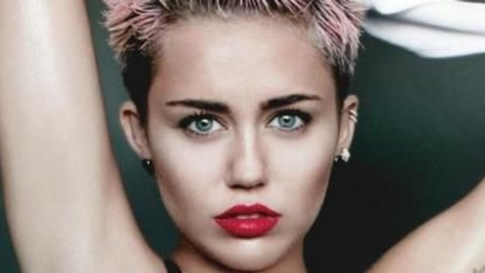 Pe oricine altcineva ar arata banal. Miley Cyrus, provocatoare intr-un costum cu decolteu pana in talie