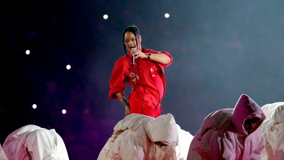 Surpriză de proporții: Rihanna a anunțat că este din nou însărcinată, chiar pe scena de la finala Super Bowl