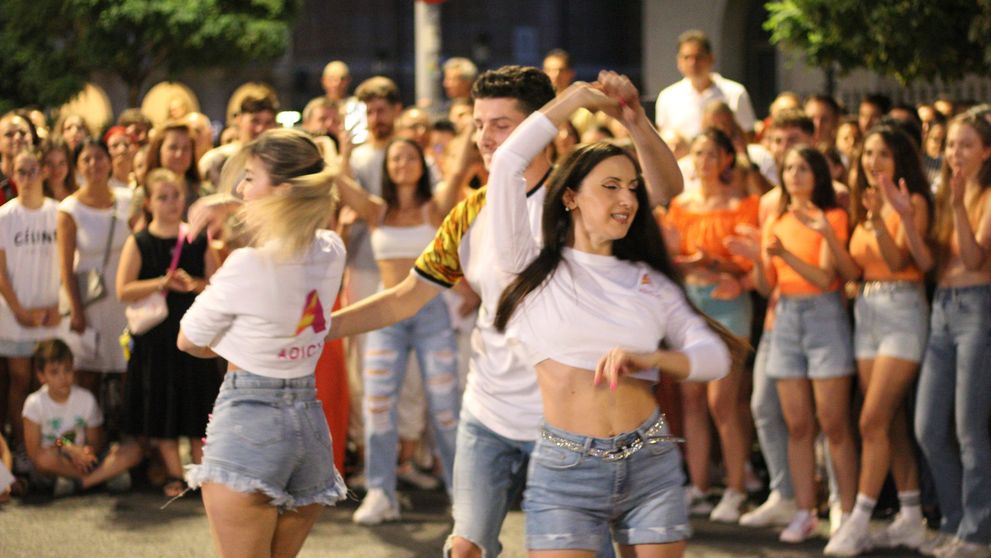 “Noaptea Dansului: Brașovul Dansează” și uneste oamenii în cea mai mare horă din Piața Sfatului