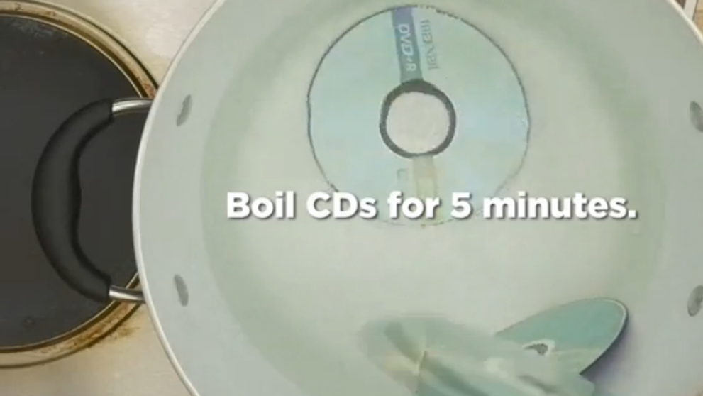 Dupa ce vezi acest VIDEO, cu siguranta vei incerca si tu. A bagat un CD in apa fiarta, iar rezultatul este fabulos