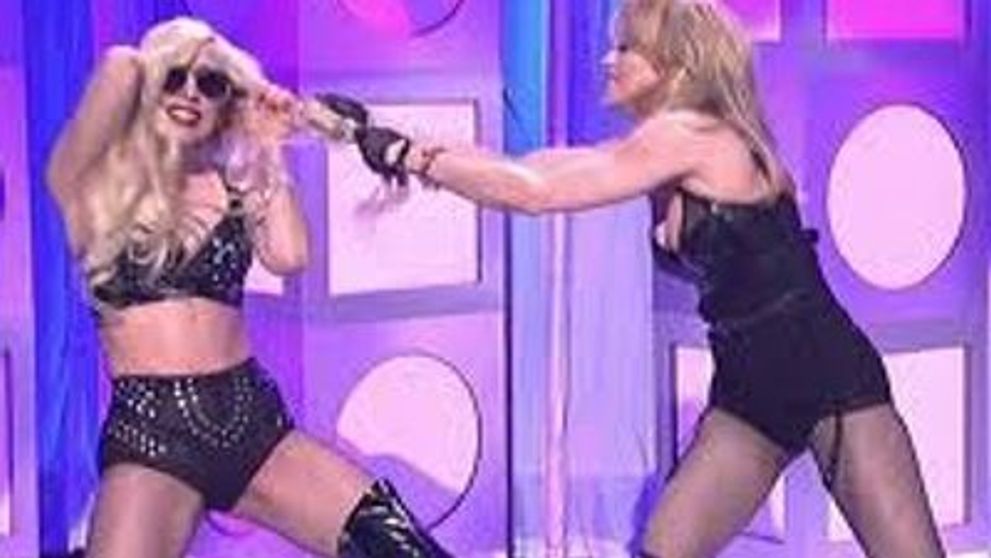 Lady GaGa vs Madonna - cea mai MARE CONTROVERSA a muzicii pop! Cine merita sa fie Regina?