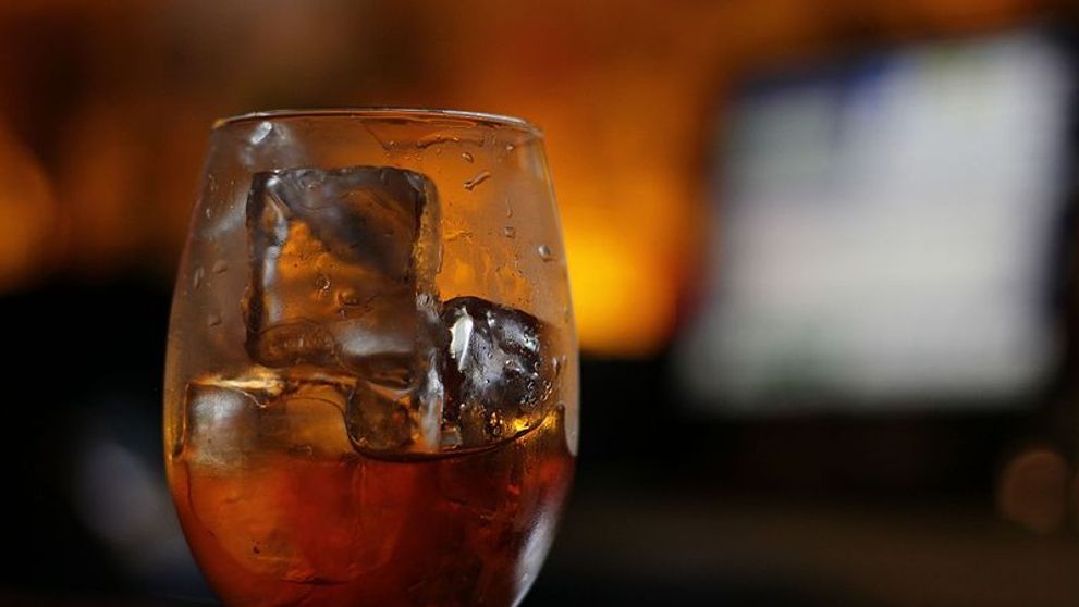 (P) Cum se utilizează corect pietrele pentru răcirea unui whisky bun?
