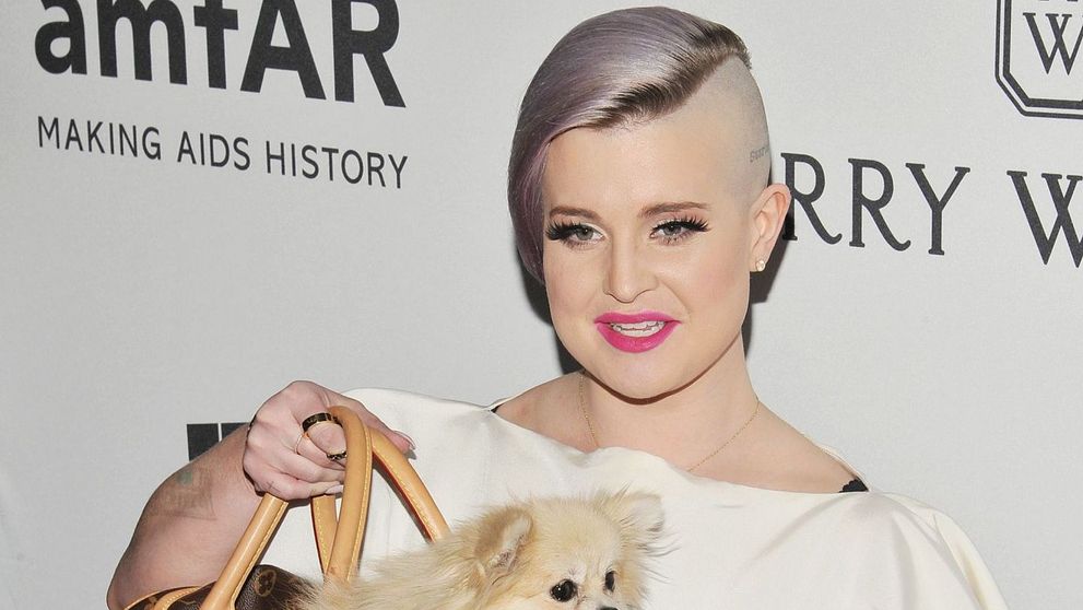 Coafura ei neconventionala si tatuajul de pe scalp ascund o poveste emotionanta. De ce si-a facut Kelly Osbourne asta
