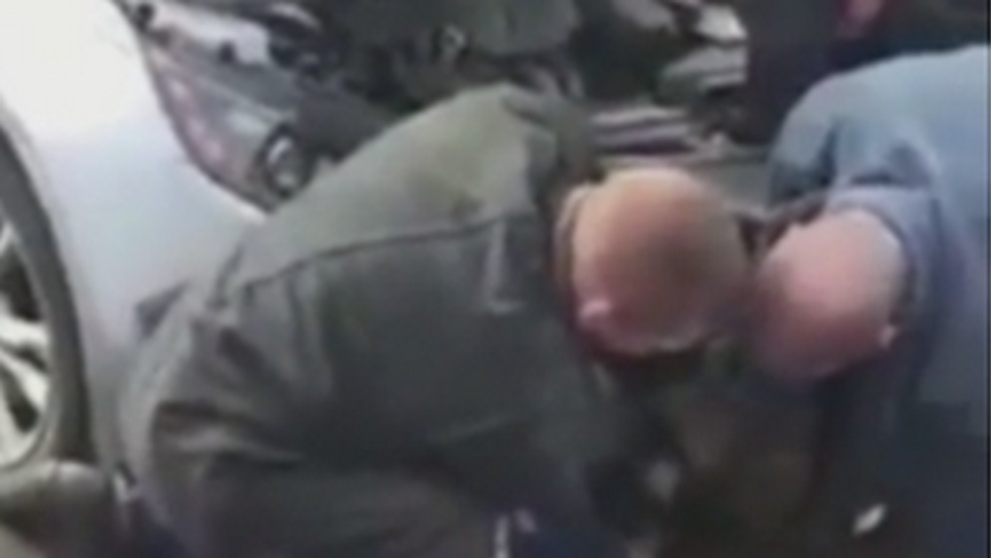 Tot ce trebuie sa faci este sa privesti la mainile celor trei barbati. Motivul pentru care aceste imagini sunt virale