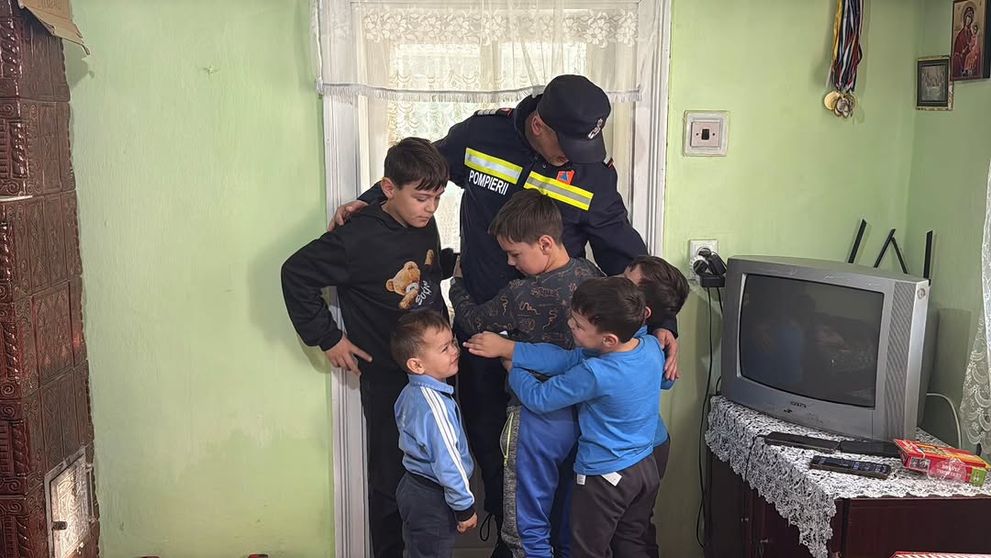 A oferit casa moștenită de la bunici unei familii cu șapte copii, care se afla în pragul evacuării. Gestul nobil al unui pompier din Botoșani