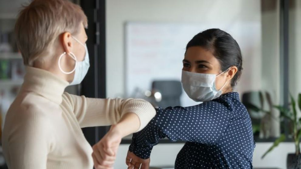 Masca nu va rămâne obligatorie în aer liber, dar în interior, da! De ce și persoanele vaccinate prezintă un risc?