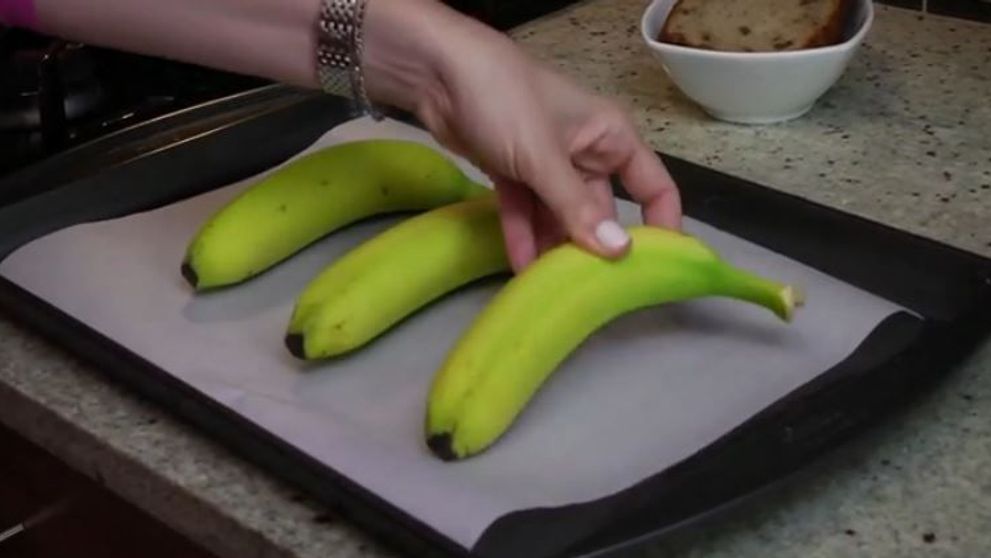 A pus trei banane intr-o tava si le-a bagat in cuptor pentru 40 de minute. Rezultatul final, util oricarei gospodine