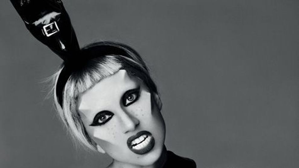 Lady GaGa in fundul gol si cu pantofii pe cap intr-un pictorial promo! FOTO