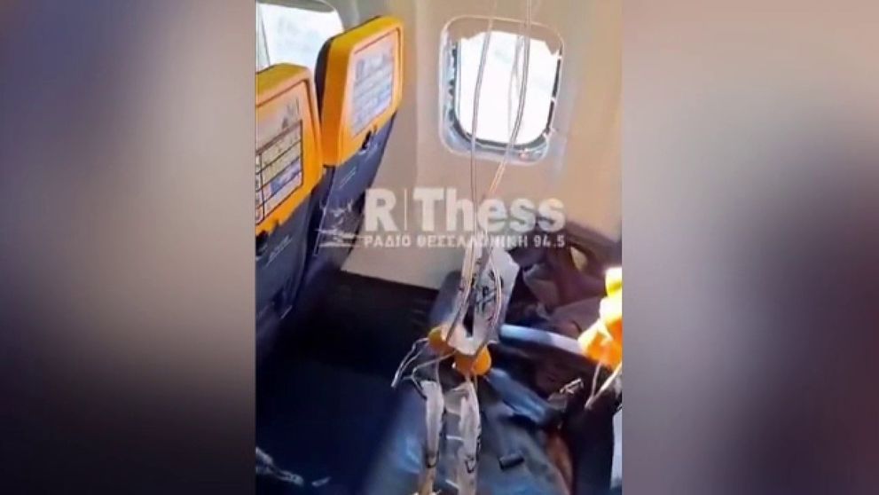 Clipe de groază într-un avion Ryanair. Geamul s-a spart în timpul zborului, iar un pasager a fost rănit VIDEO