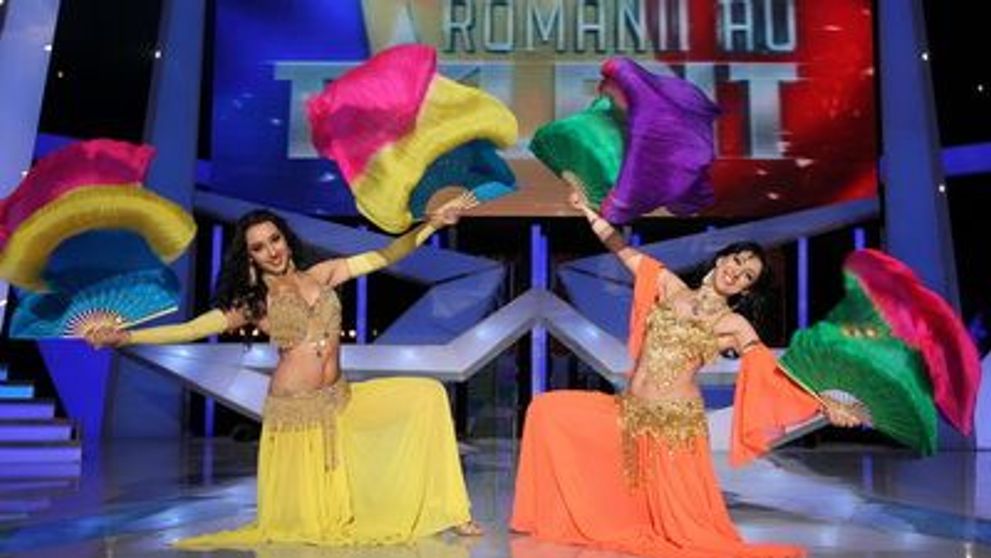 Un dans oriental INCREDIBIL de SEXY! Vezi ce spectacol au facut Natalia Duminica si mama ei