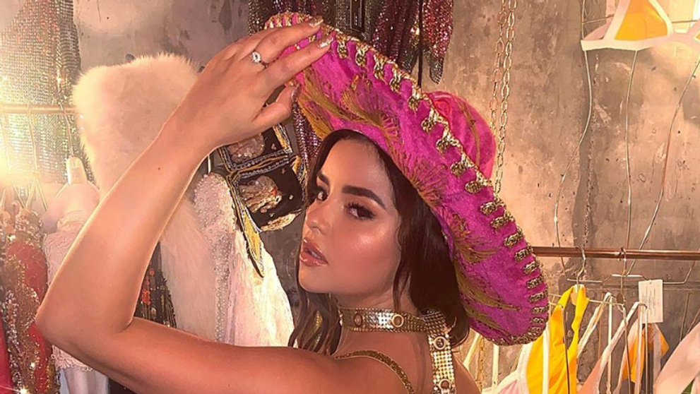 Pare cea mai cuminte rochie, însă Demi Rose știe să iasă din tipare. Ce au văzut toți când s-a întors cu spatele